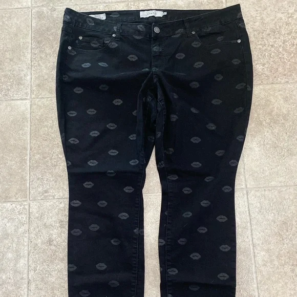 Nwt torrid 20 short skinny Jean kiss lip print - Picture 2 of 3
